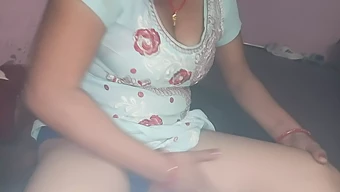 Mogna Bhabhi Förför Sin Systerson För Lite Intimt Kul