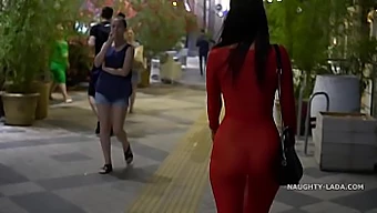 Exhibición Pública De Un Vestido Transparente Con Amplio Escote