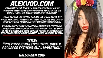 Brincadeira anal extrema com Hotkinkyjo e seus brinquedos no Halloween