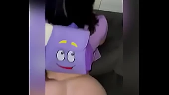 Dora, en Latina-skönhet, i en sensuell video