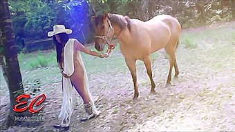 Cowgirl Aux Seins Nus Avec Des Atouts Naturels