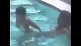 Telecamera Nascosta Cattura Sesso Anale E Stile Cane A Bordo Piscina