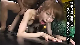 Gadis Asia Yui Misaki Mendapat Fisting Dalam Kostum