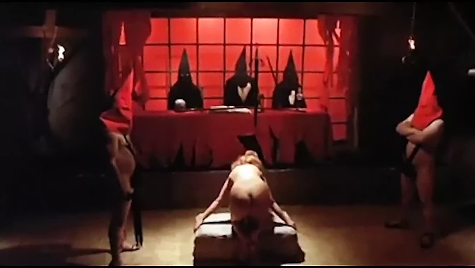 Vintage harige blondine onderwerpt zich aan bondage en zweepslagen in satanisch ritueel