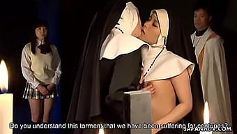 Dos monjas asiáticas se involucran en un sensual "scissoring"...