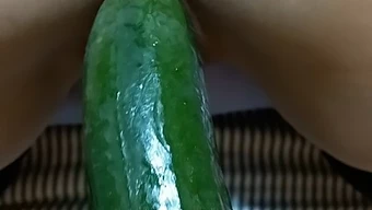 Ruiva Gostosa Curte Penetração Em Brinquedo E Pepino Em Vídeo Amador