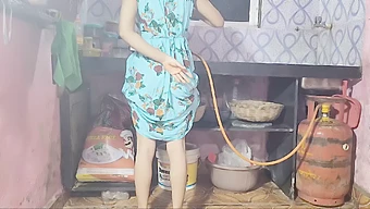 Gadis India Menggoda Pasangannya Untuk Seks Di Dapur.