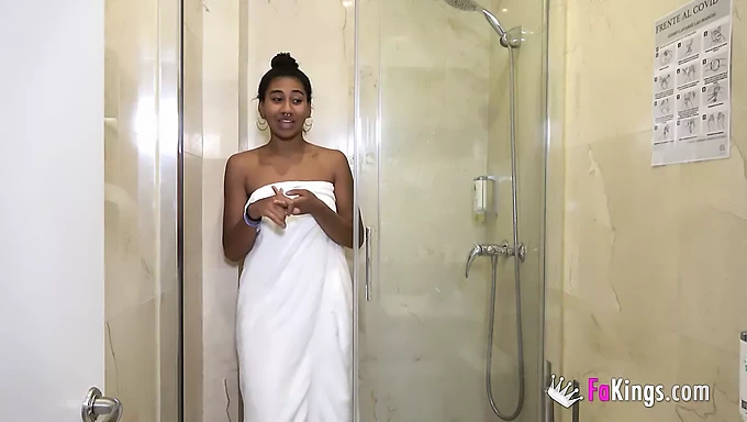 Una joven morena europea se involucra en actividades sexuales con otros hombres para molestar a su novio desinteresado. Este video presenta escenas de sexo oral e incluye una etiqueta para intérpretes aficionados.