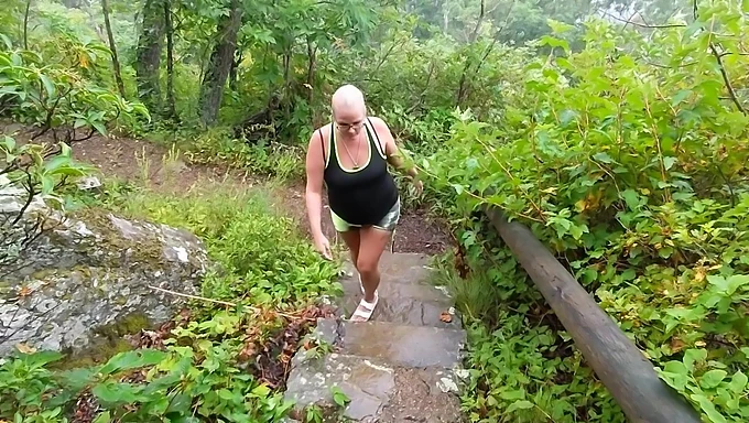 Vidéo POV d'une MILF faisant une fellation en plein air sur un sentier de randonnée et avalant du sperme