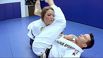 Vzrušená karate tínedžerka sa oddáva sexuálnym aktivitám so svojím trénerom po intenzívnom tréningu