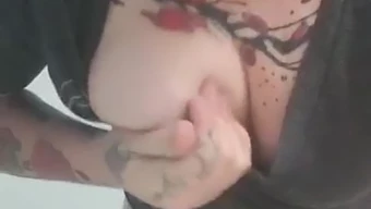 Beleza tatuada exibe seu corpo neste vídeo de masturbação solo