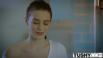 Lana Rhoades trải nghiệm tình dục qua đường hậu môn trong đồ lót đầu tiên