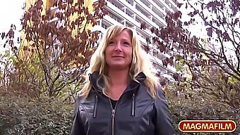 Reife Blondine gibt Handjobs und Blowjob in HD-Video