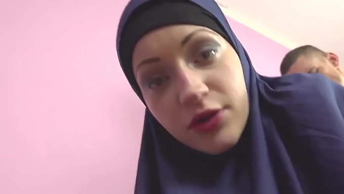 Amerikansk muslimsk kvinde fanget i at se porno får et blowjob