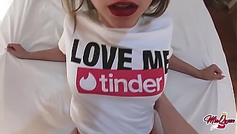 Một thiếu niên nhỏ nhắn trải qua cực khoái bất ngờ trong cuộc hẹn Tinder đầu tiên.