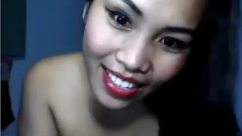 Filipina Cam Tyttö Hemmottelee Nimenomaista Itsetyydytys Webcam