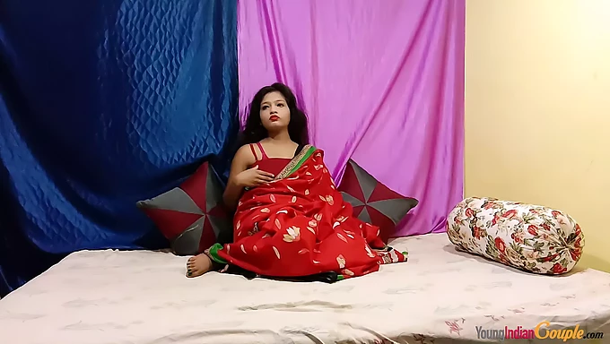 Une jeune femme indienne en sari rouge se fait plaisir jusqu'à l'orgasme grâce à la stimulation du clitoris et des doigts