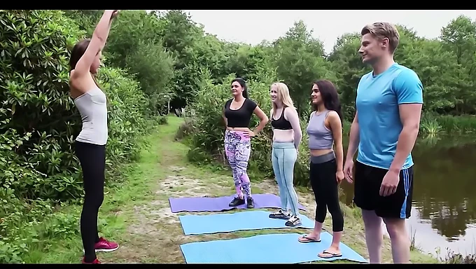 Cfnm British: Sesi yoga berubah menjadi pengalaman luar yang membangkitkan nafsu