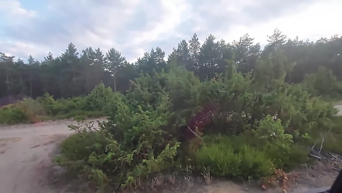 POV video s prstěnými bikinami na pláži