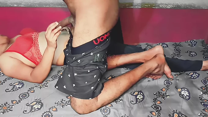 La session de sexe chaude d'un couple d'adolescents indiens enregistrée en HD avec des sons explicites