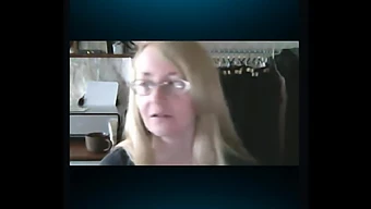 Une Belle Russe Montre Ses Seins Sur Skype