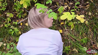 Un Jeune Couple Amateur Explore Le Sexe En Plein Air Dans Un Parc Forestier