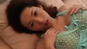 Chinesisches Girl Mit Dicken Möpsen Lutscht An Großem Penis