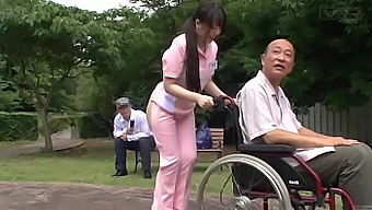 Japon Bakıcı, Tuhaf Öpüşmeler Ve Çıplak Popo Oyunlarıyla Halka Açık Bir Yerde!