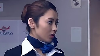 Stewardess Ayu Sakurai ดื่มด่ํากับความบันเทิงบนเครื่องบินที่น่าเย้ายวนใจ