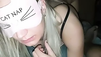 Blond Teenagerka Si Nechává Naplnit Svůj Těsný Zadek A Ústa Svým Partnerem