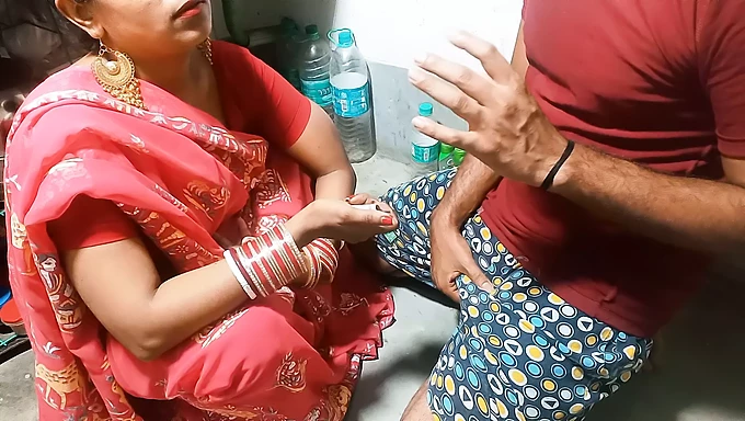 La leçon de cuisine de Roshni Bhabhi se transforme en une rencontre torride dans la cuisine