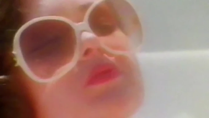 Frumusețea păroasă de altădată seduce într-un videoclip vintage